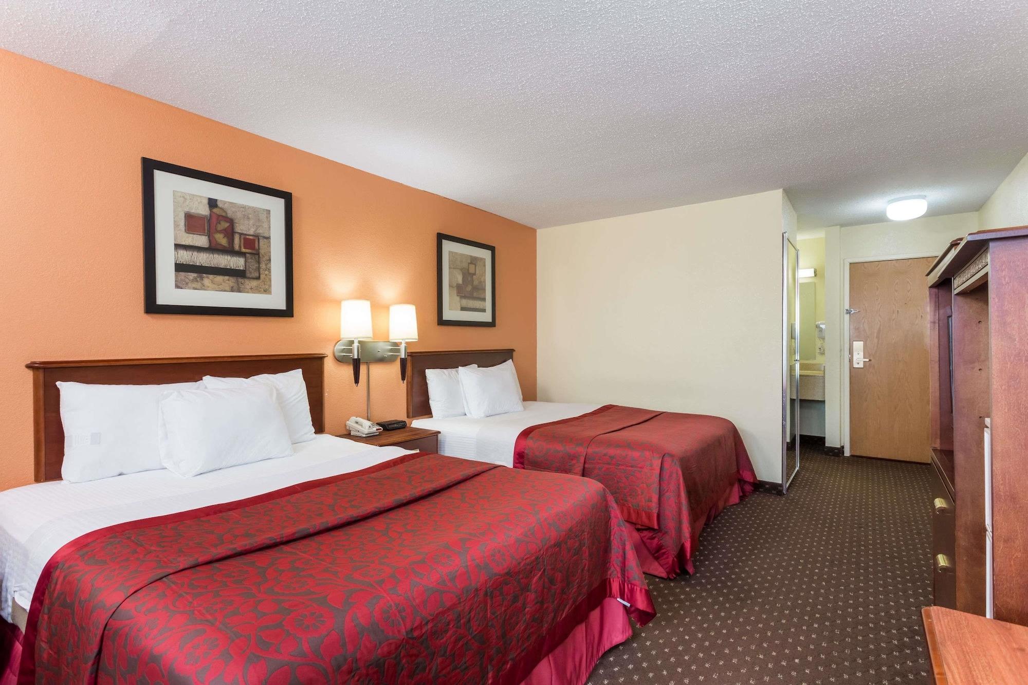 Days Inn & Suites By Wyndham Bloomington/Normal Il Екстер'єр фото