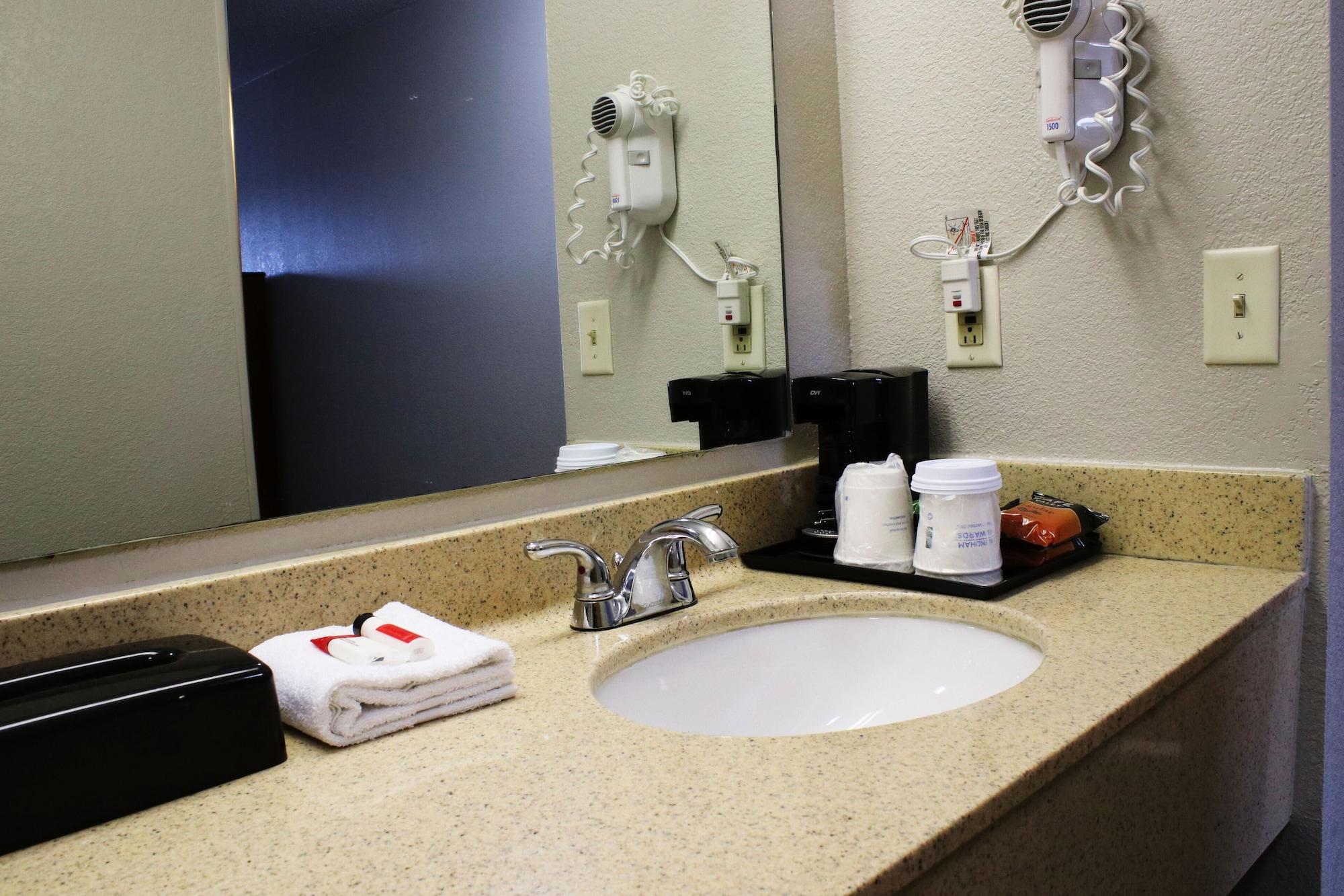 Days Inn & Suites By Wyndham Bloomington/Normal Il Екстер'єр фото