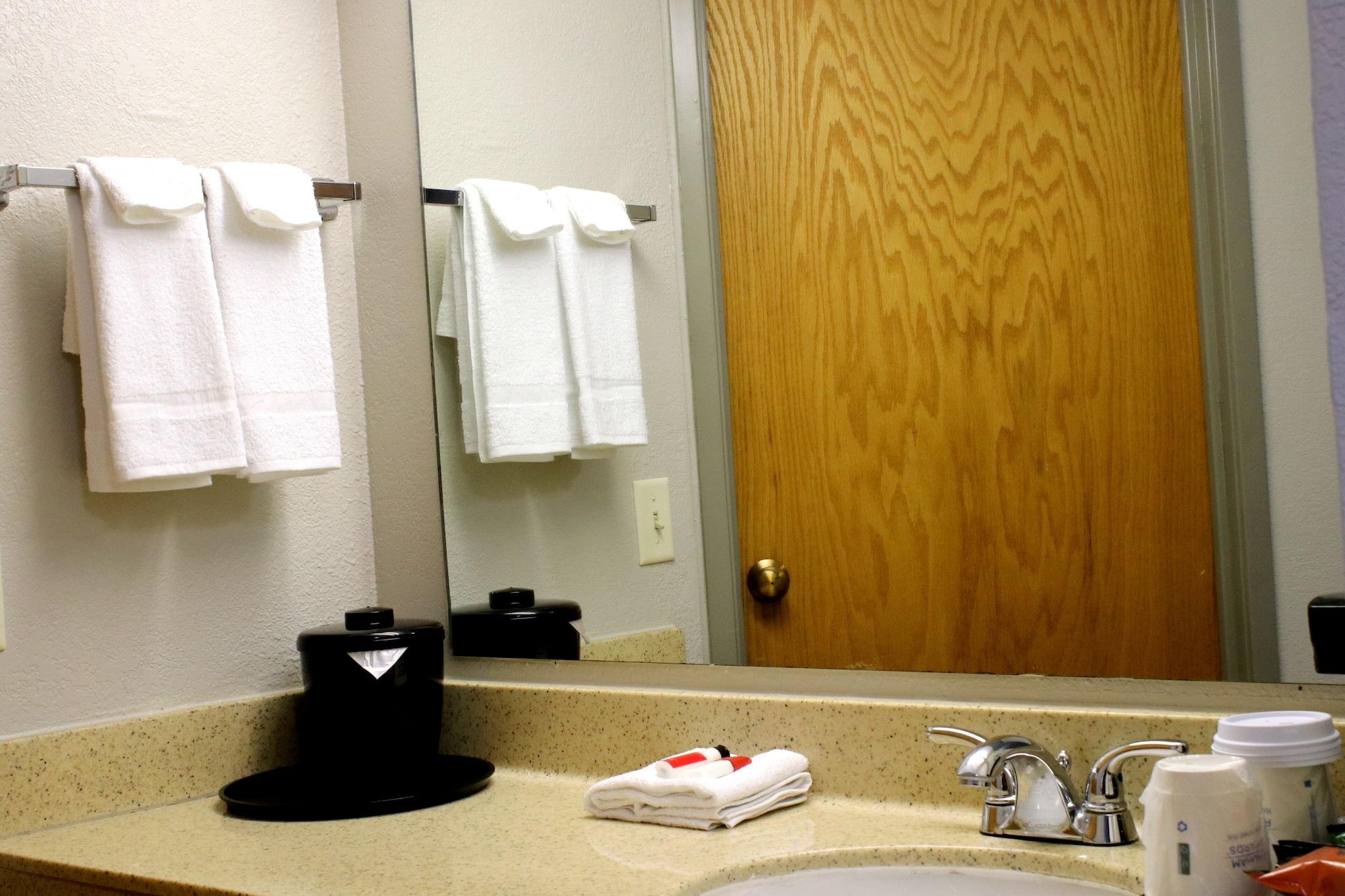 Days Inn & Suites By Wyndham Bloomington/Normal Il Екстер'єр фото