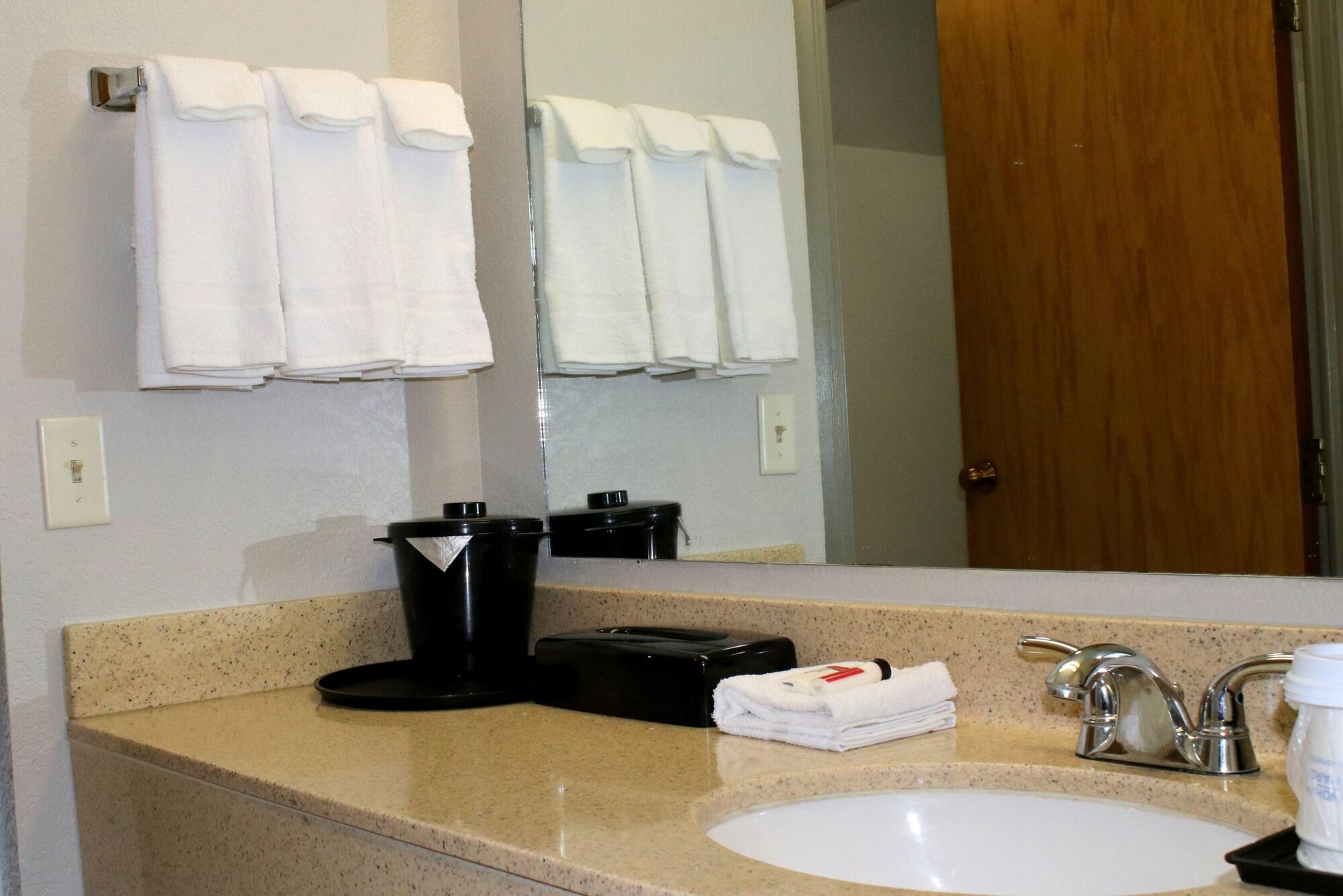 Days Inn & Suites By Wyndham Bloomington/Normal Il Екстер'єр фото