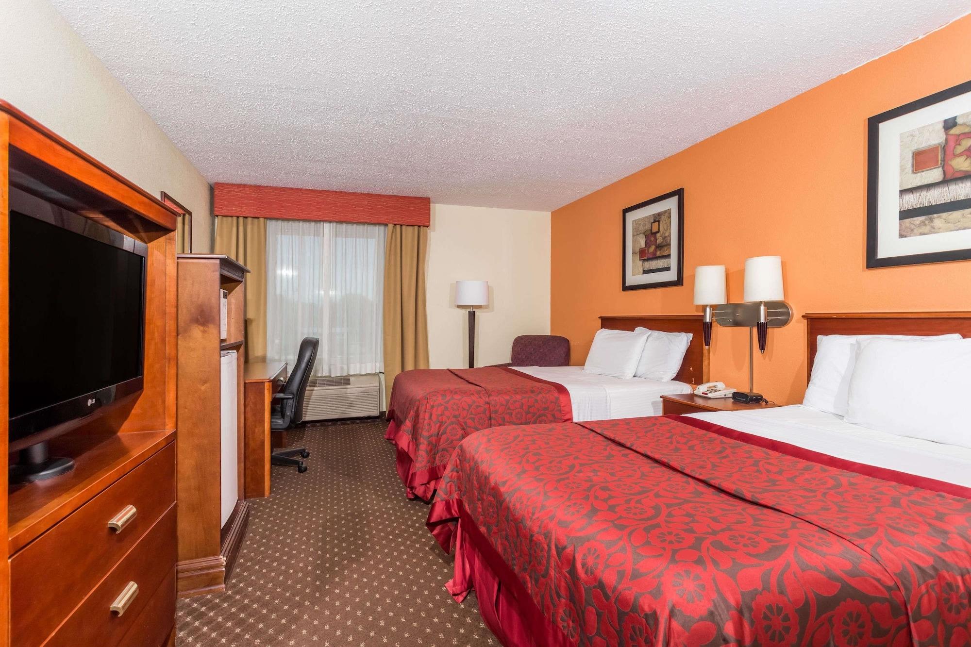 Days Inn & Suites By Wyndham Bloomington/Normal Il Екстер'єр фото
