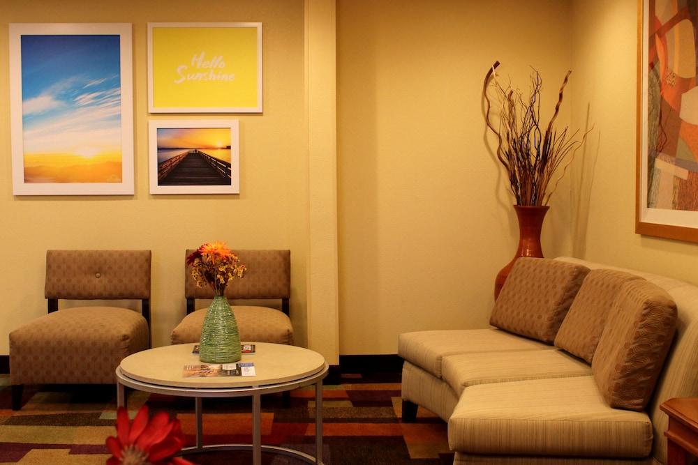 Days Inn & Suites By Wyndham Bloomington/Normal Il Екстер'єр фото