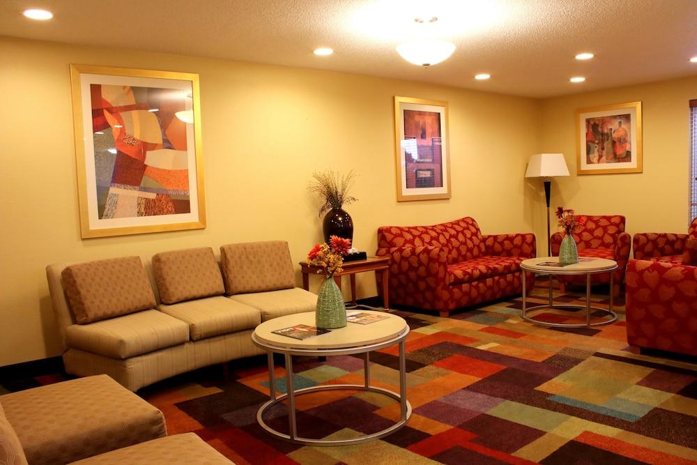 Days Inn & Suites By Wyndham Bloomington/Normal Il Екстер'єр фото
