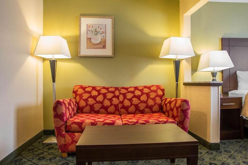 Days Inn & Suites By Wyndham Bloomington/Normal Il Екстер'єр фото