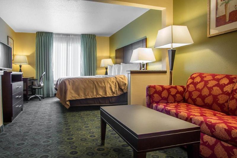 Days Inn & Suites By Wyndham Bloomington/Normal Il Екстер'єр фото