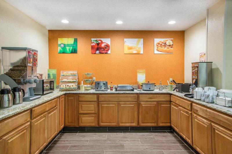 Days Inn & Suites By Wyndham Bloomington/Normal Il Екстер'єр фото