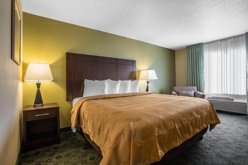 Days Inn & Suites By Wyndham Bloomington/Normal Il Екстер'єр фото