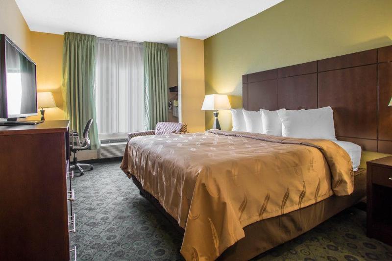 Days Inn & Suites By Wyndham Bloomington/Normal Il Екстер'єр фото