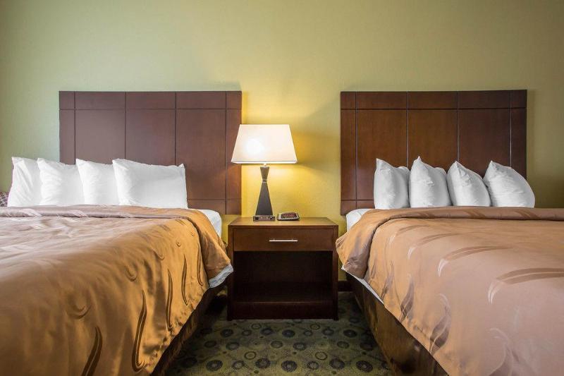 Days Inn & Suites By Wyndham Bloomington/Normal Il Екстер'єр фото