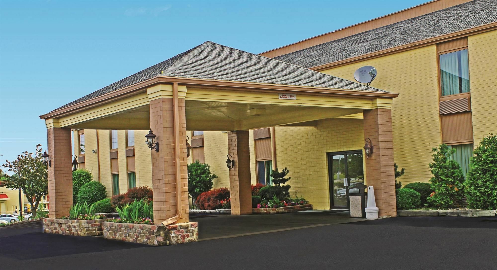 Days Inn & Suites By Wyndham Bloomington/Normal Il Екстер'єр фото