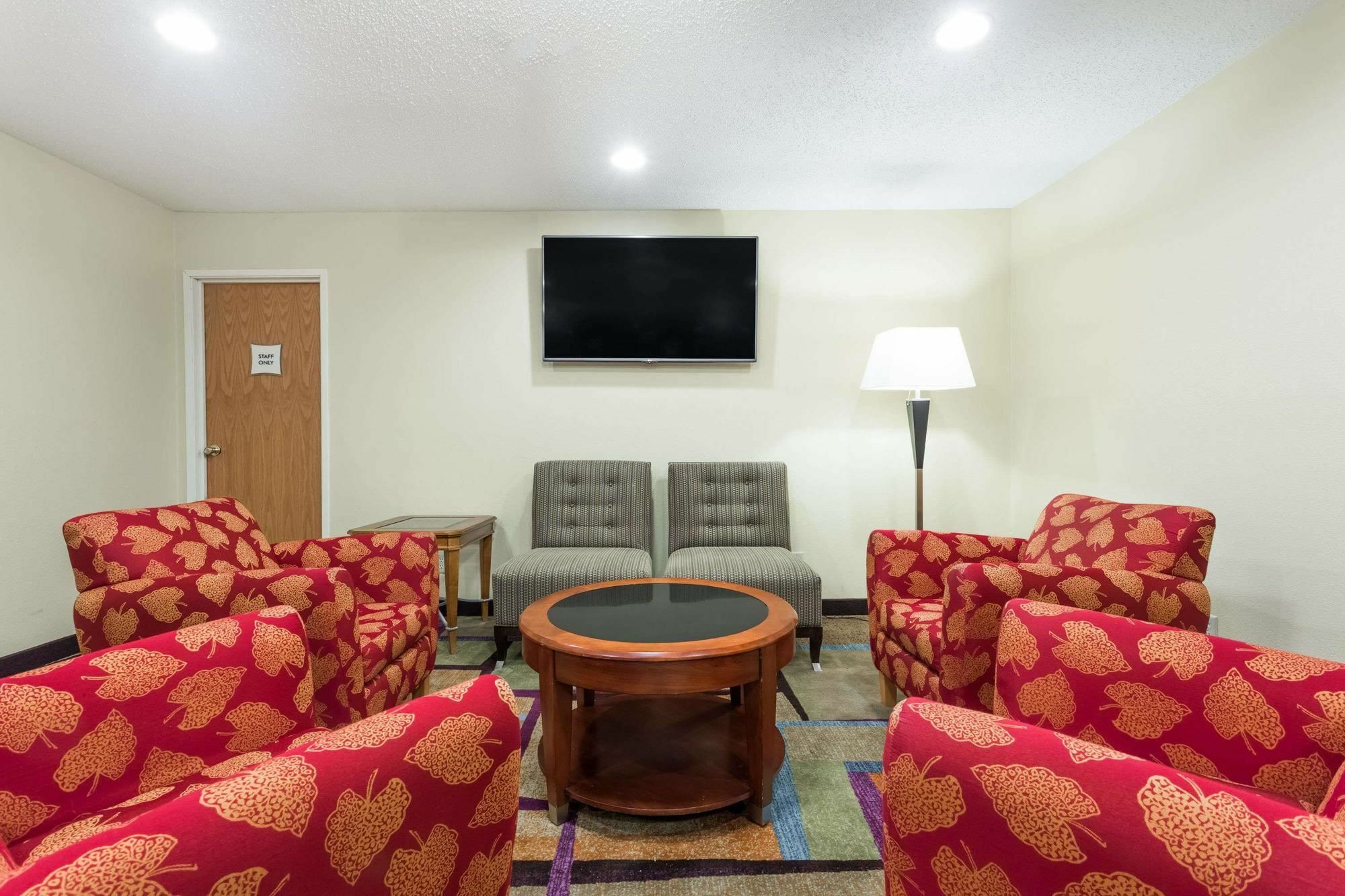 Days Inn & Suites By Wyndham Bloomington/Normal Il Екстер'єр фото