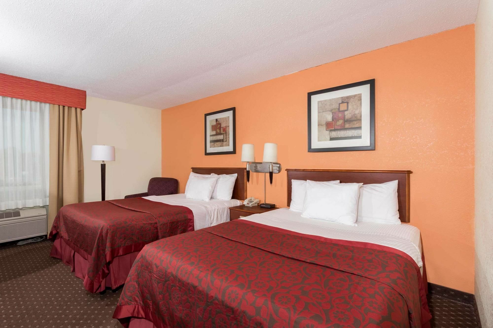 Days Inn & Suites By Wyndham Bloomington/Normal Il Екстер'єр фото