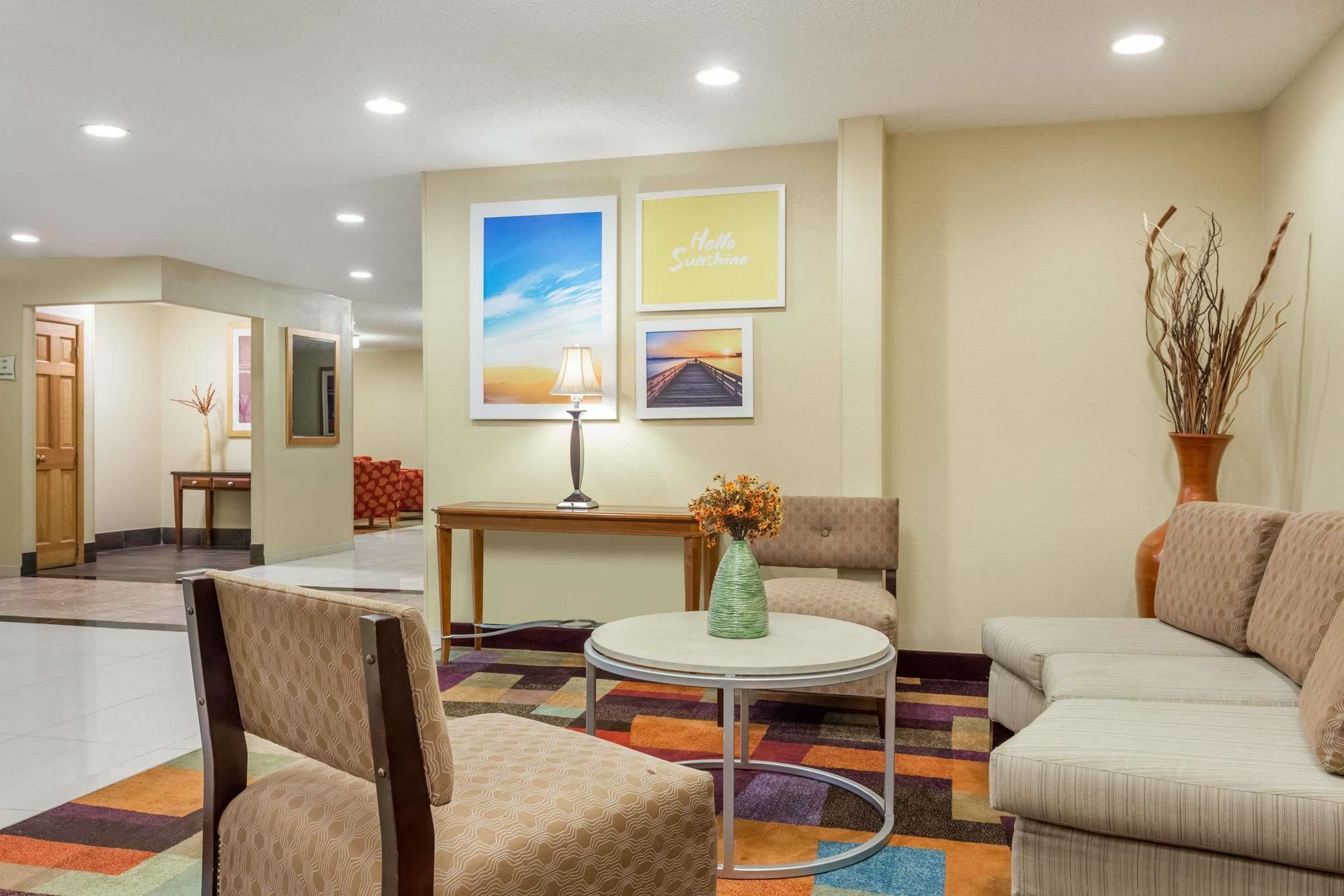Days Inn & Suites By Wyndham Bloomington/Normal Il Екстер'єр фото